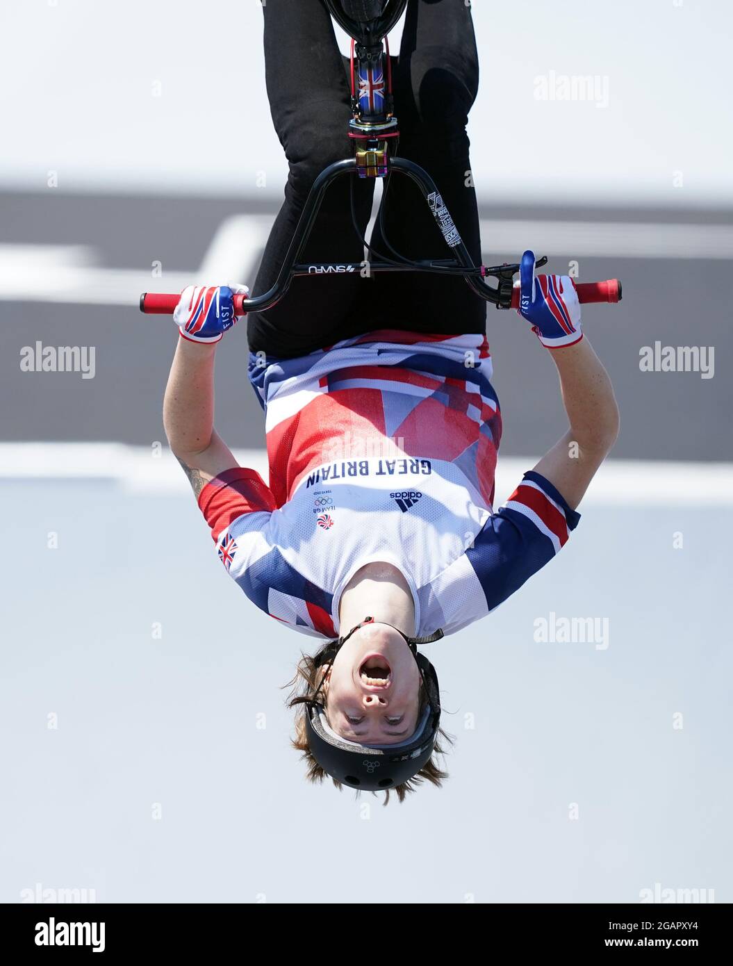 Charlotte Worthington della Gran Bretagna sulla strada per vincere una medaglia d'oro nel freestyle femminile BMX all'Ariake Urban Sports Park il nono giorno dei Giochi Olimpici di Tokyo 2020 in Giappone. Data immagine: Domenica 1 agosto 2021. Foto Stock