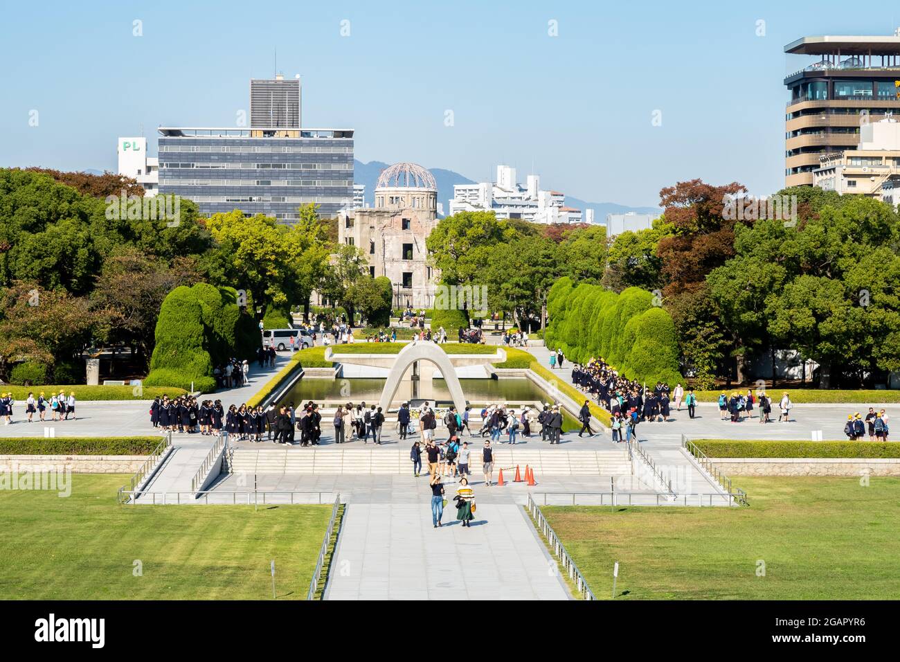 HIROSHIMA, Giappone. 31.10.2019. Il Parco della Pace di Hiroshima e la cupola della Bomba atomica con i turisti intorno. Foto Stock