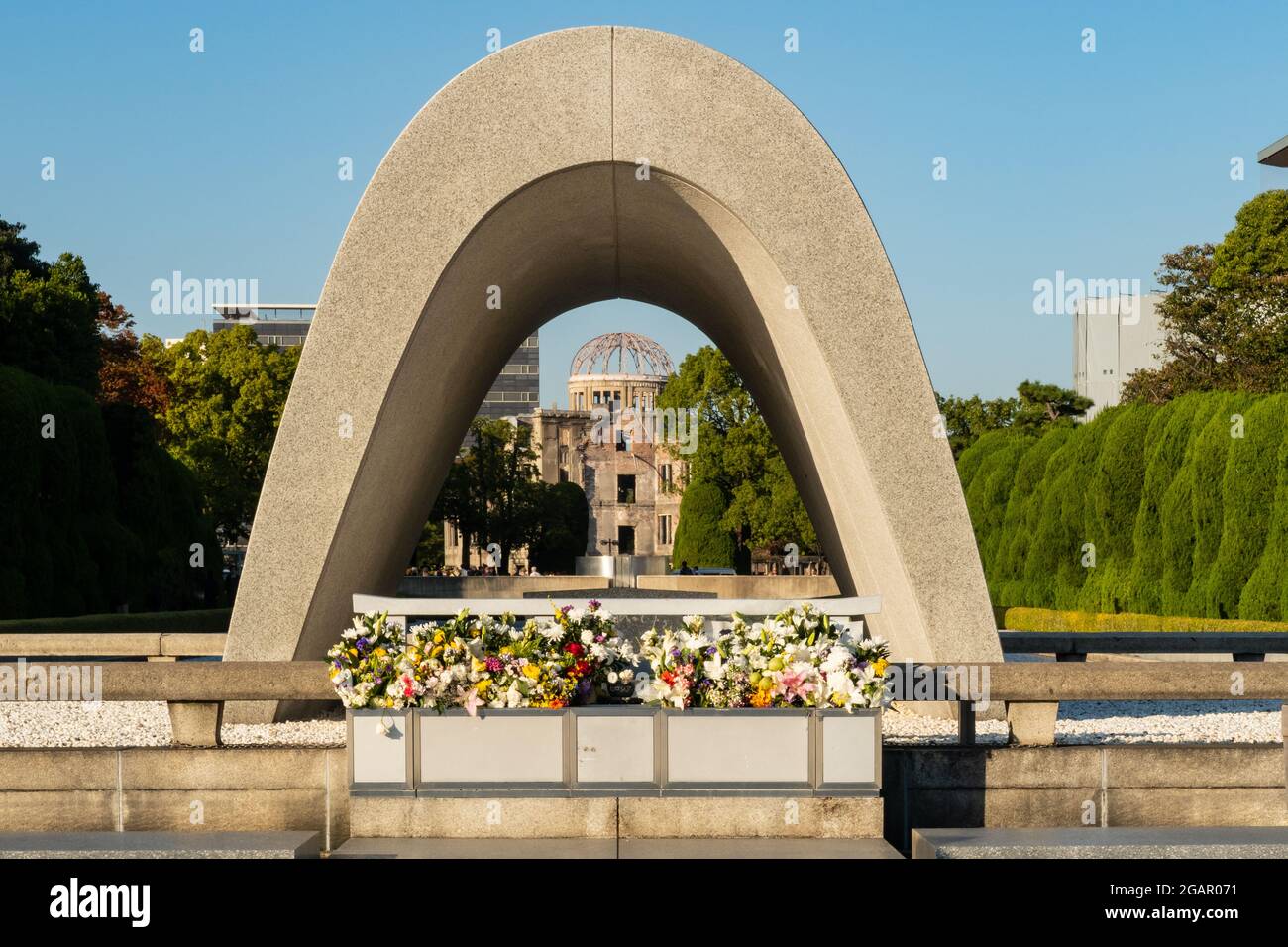 HIROSHIMA, Giappone, 31.10.2019. Il memoriale delle vittime di Hiroshima Cenotaph con vista della cupola della bomba atomica nel Peace Memorial Park, Hiroshima, Giappone. Foto Stock