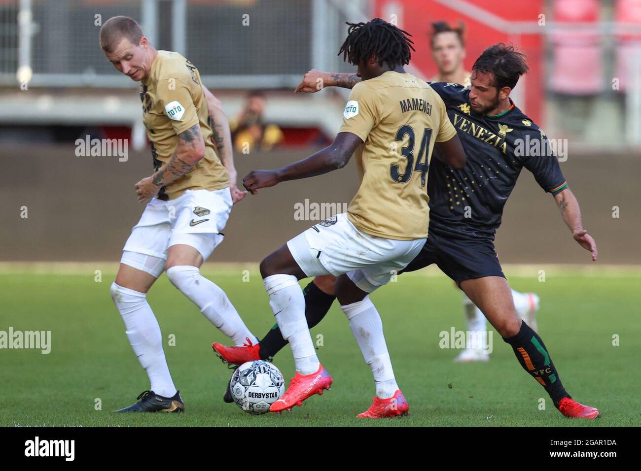 UTRECHT, PAESI BASSI - 31 LUGLIO: Christopher Mamengi del FC Utrecht, Mattia Aramu del Venezia FC durante la partita pre-stagione tra il FC Utrecht e il Venezia FC al Galgenwaard stadion il 31 luglio 2021 a Utrecht, Paesi Bassi (Foto di Herman Dingler/Orange Pictures) Foto Stock