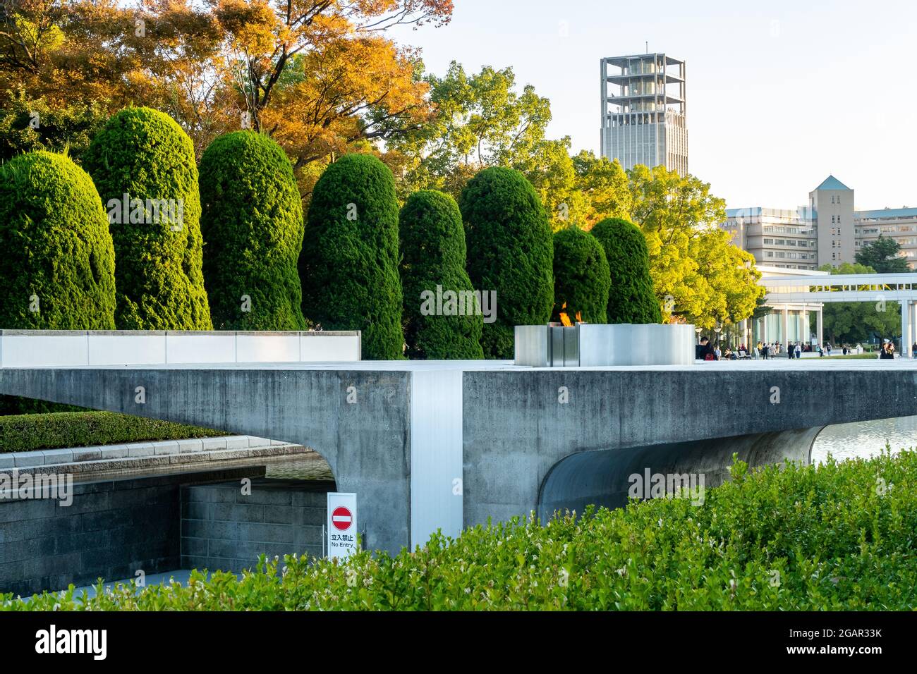 HIROSHIMA, Giappone, 31.10.19.la fiamma della Pace nel Parco Memoriale della Pace di Hiroshima, progettato da Kenzo Tange, simboleggia il fervente impegno anti-nucleare Foto Stock