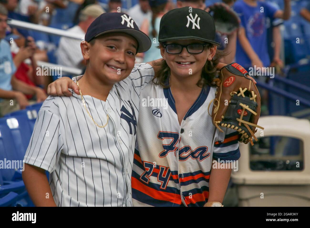 San Pietroburgo, Florida. USA; due giovani fan di Yankees si sono godendo di un ottimo tempo guardando entrambe le squadre durante una partita di baseball della Major League tra il Tampa Ba Foto Stock