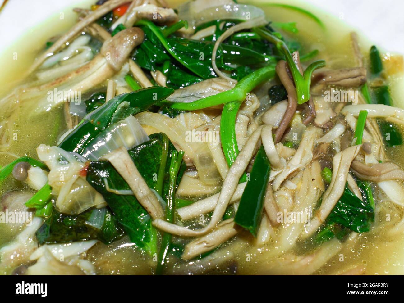 Myanmar o birmano mescolano gli spinaci fritti dell'acqua e la ricetta del curry dei funghi. Vista in primo piano. Foto Stock