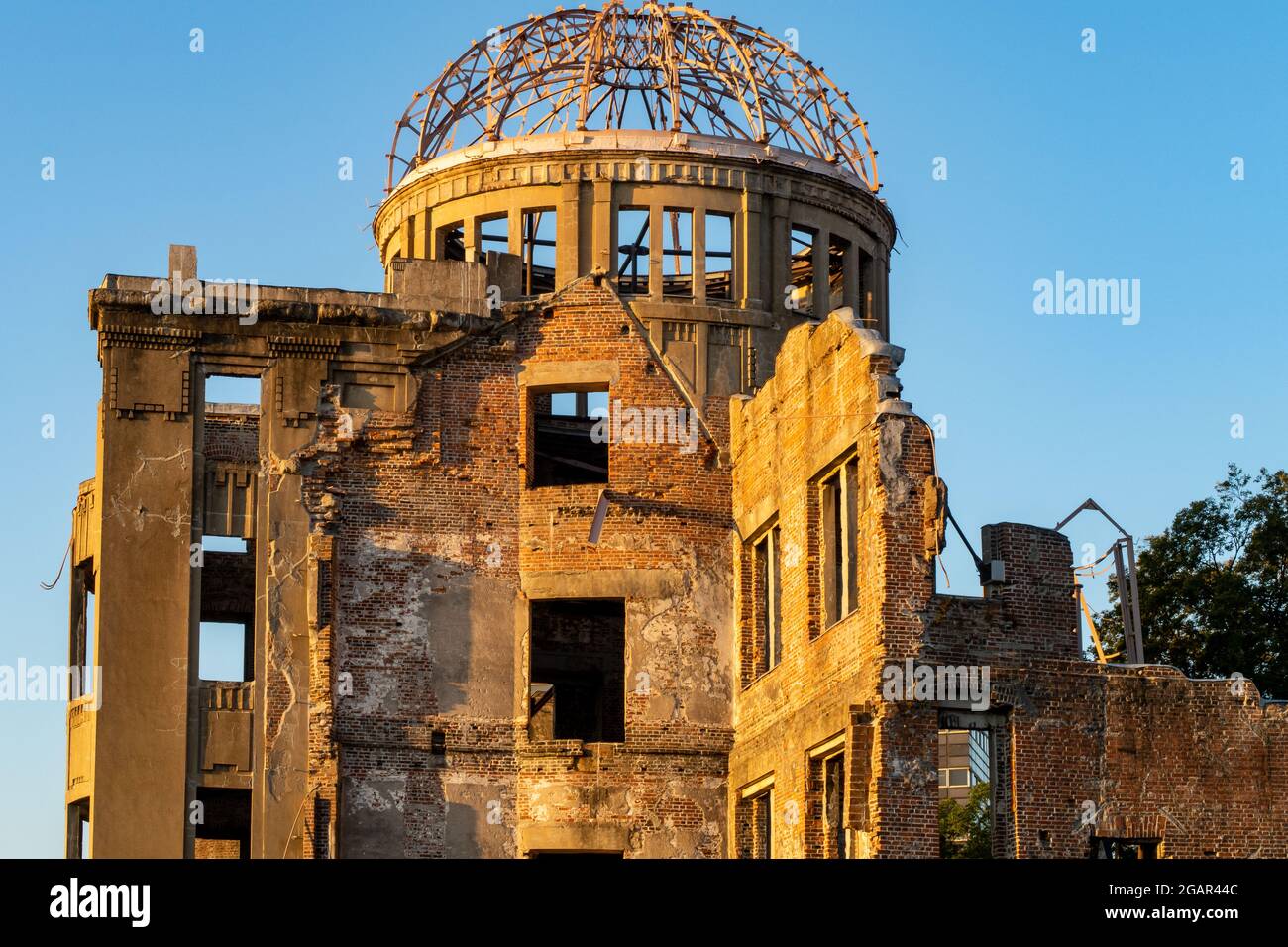 Vista ravvicinata del memoriale della Pace di Hiroshima (cupola della bomba atomica, cupola di Genbaku) durante il tramonto a Hiroshima, Giappone. Foto Stock