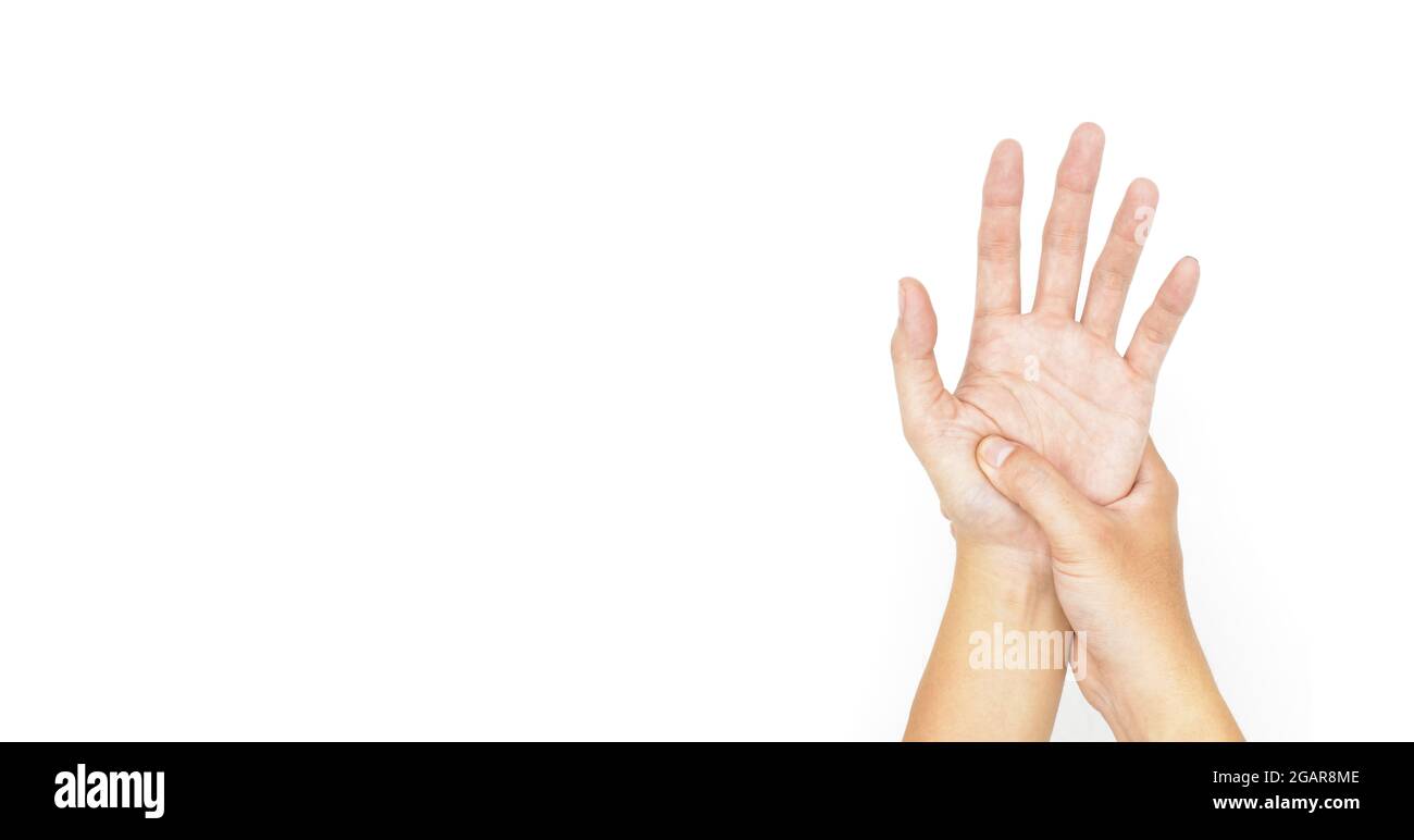 Giovane asiatico che tiene la sua base di pollice. Concetto di problemi di tendine e di salute delle mani. Isolato su bianco. Foto Stock Giovane asiatico che tiene la sua base di pollice. Concetto di problemi di tendine e di salute delle mani. Isolato su bianco. Foto Stock