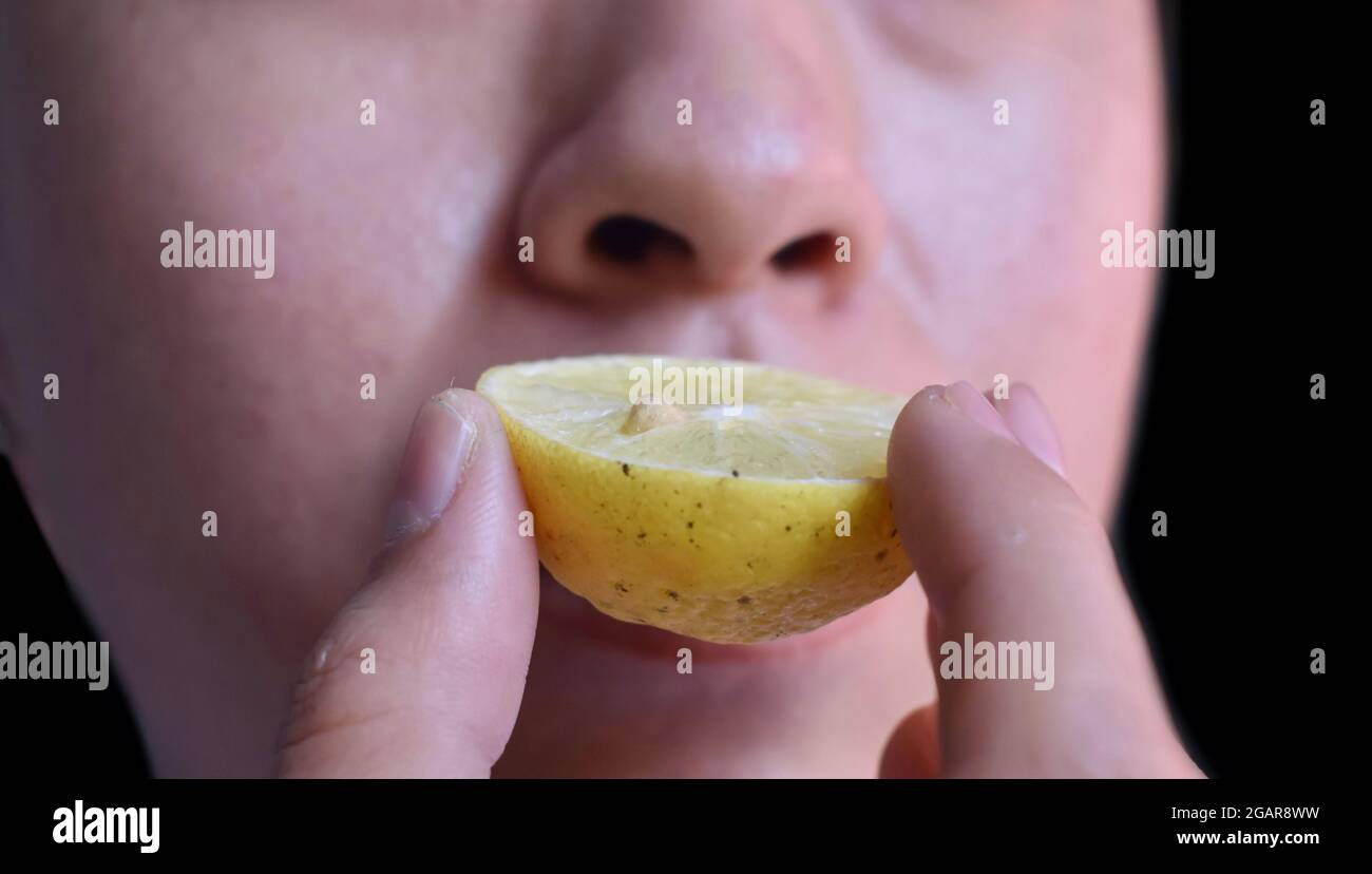 Sud-est asiatico, cinese e Myanmar giovane uomo con influenza fredda ottiene la perdita di odore chiamato anosmia. Sentiva il profumo del limone mentre si trovava a casa. Anteriore Foto Stock