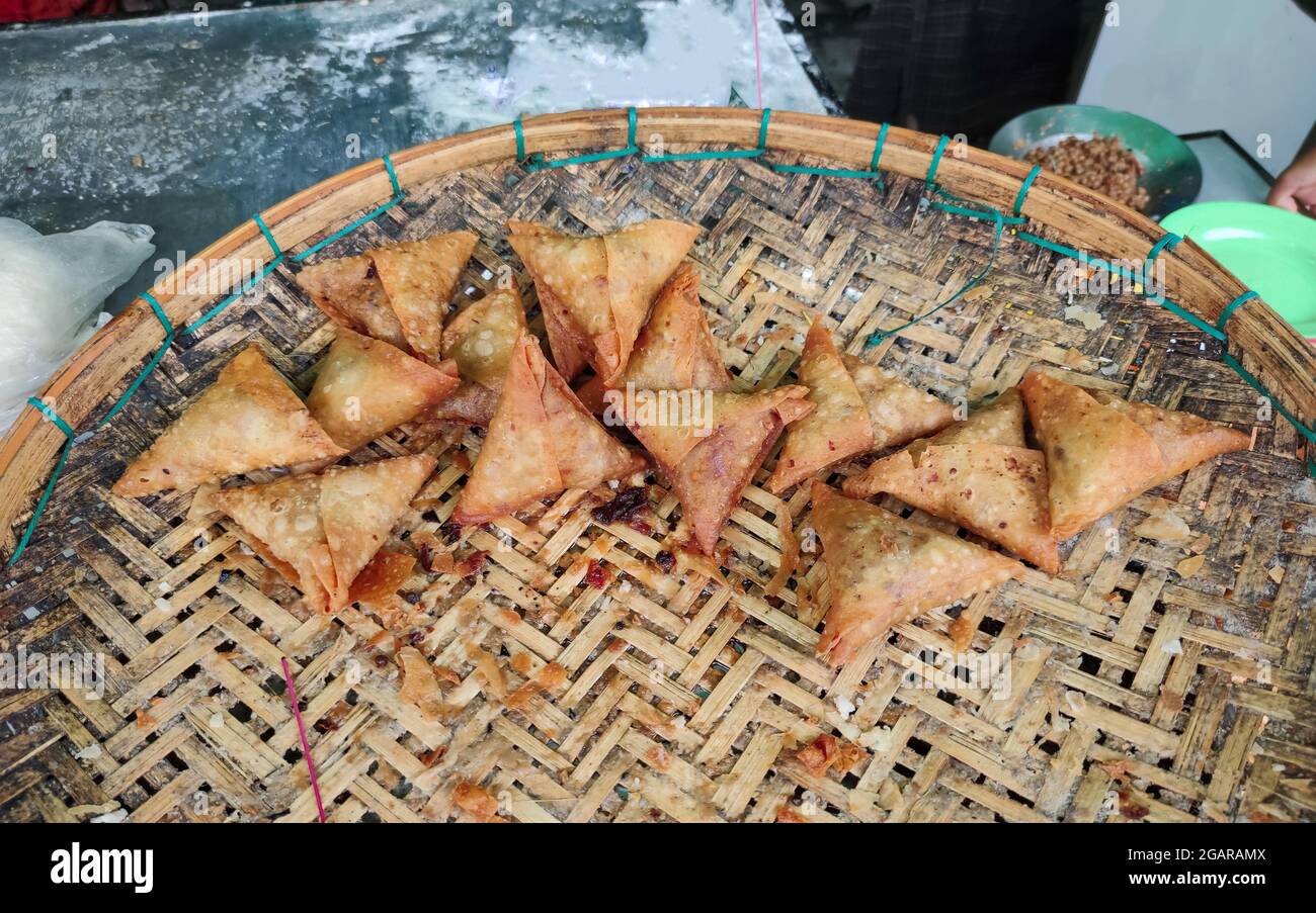 Samosa, il cibo di strada preferito del Myanmar. Vista dall'alto. Foto Stock