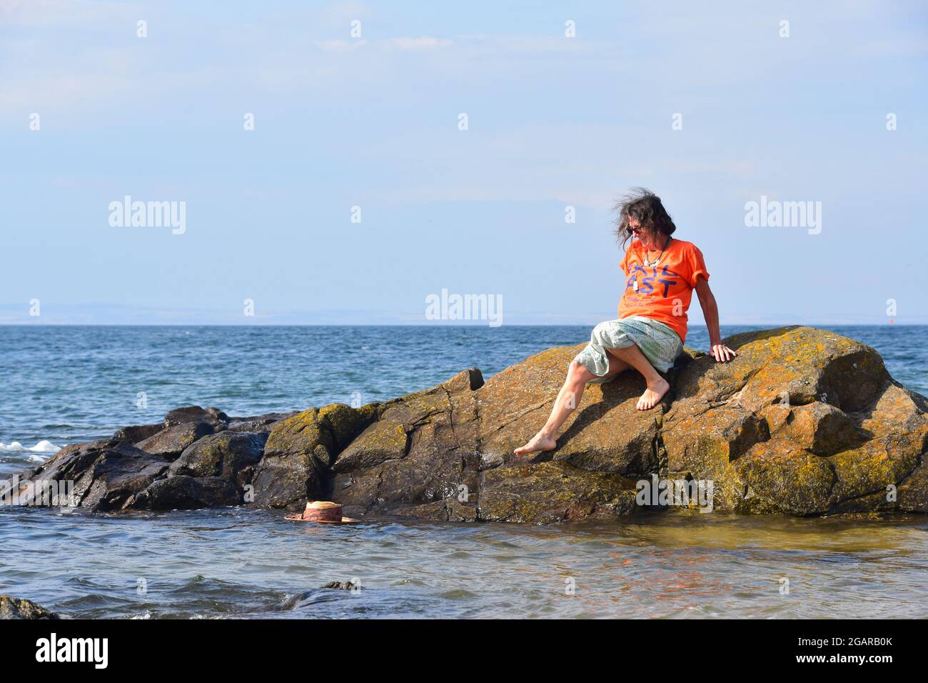 Il cappello di paglia cade fuori della roccia nel mare, Berwick del nord, Lothian orientale, Scozia Regno Unito Foto Stock