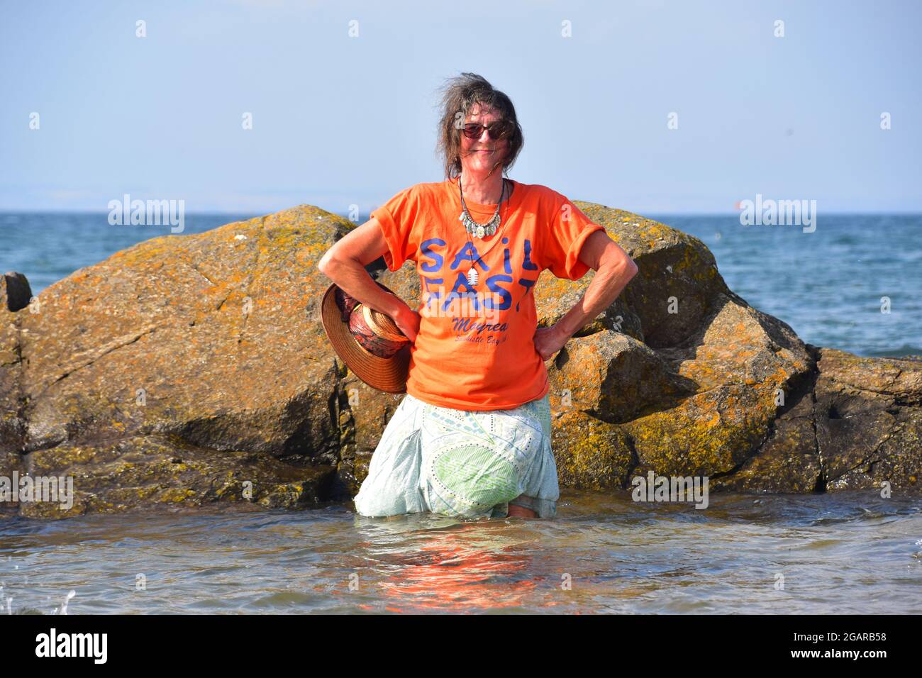 Il cappello di paglia cade fuori della roccia nel mare, Berwick del nord, Lothian orientale, Scozia Regno Unito Foto Stock