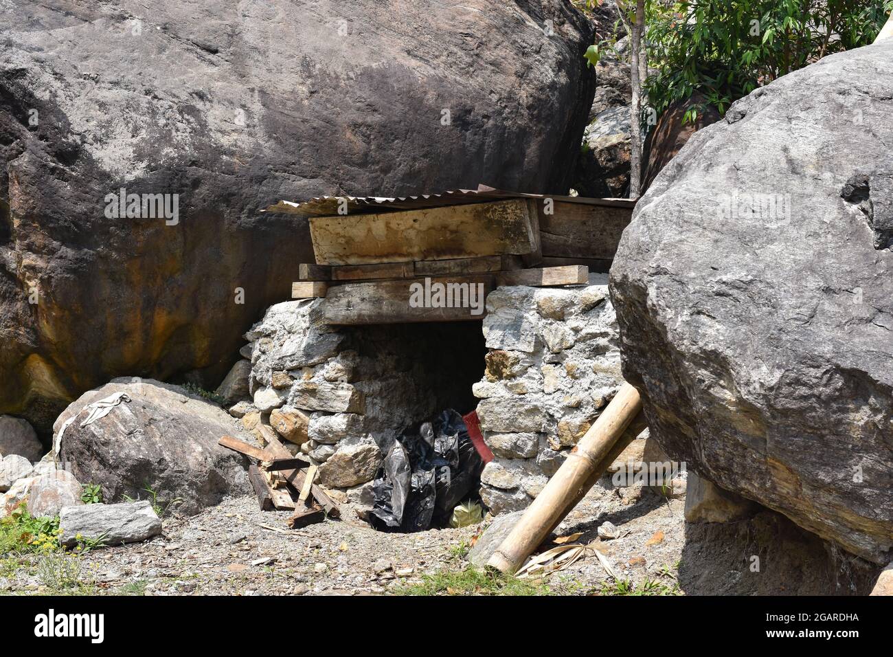 Forno primitivo in pietra, utilizzato per riscaldare il cardamomo nero. Foto Stock