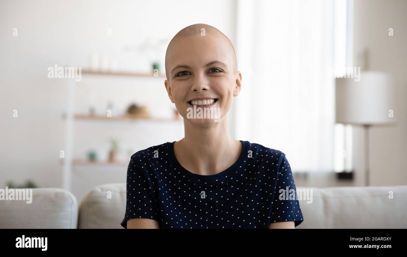 Ritratto di felice giovane calvo dopo la chemioterapia donna. Foto Stock