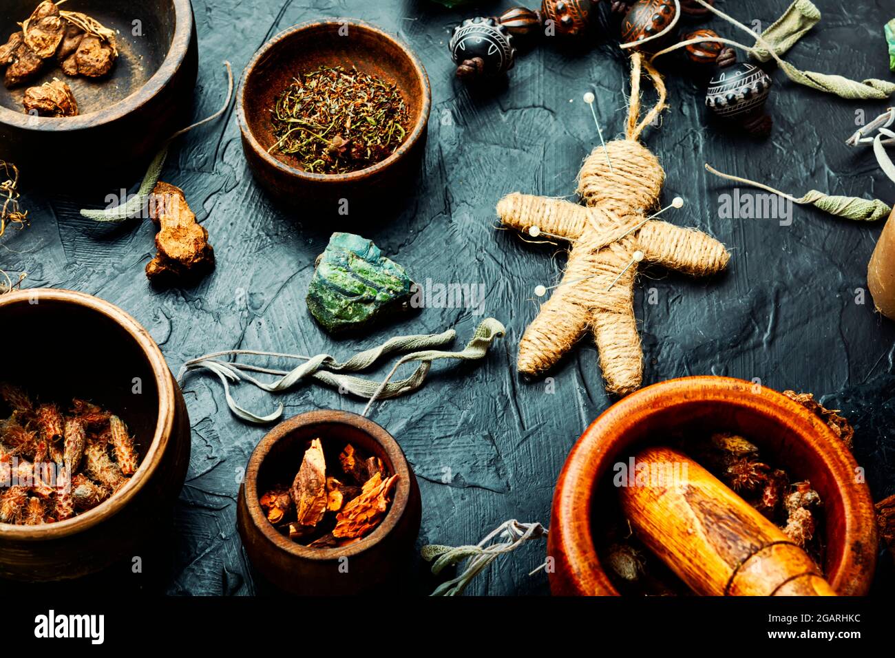 Bambola Voodoo, erbe magiche e attributi stregoneria su un vecchio tavolo Foto Stock