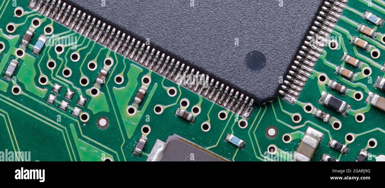 Scheda elettronica di un'unità disco rigido SATA HDD da 2.5' con chip, connettori e connessioni, hardware PCB astratto o background tecnologico Foto Stock