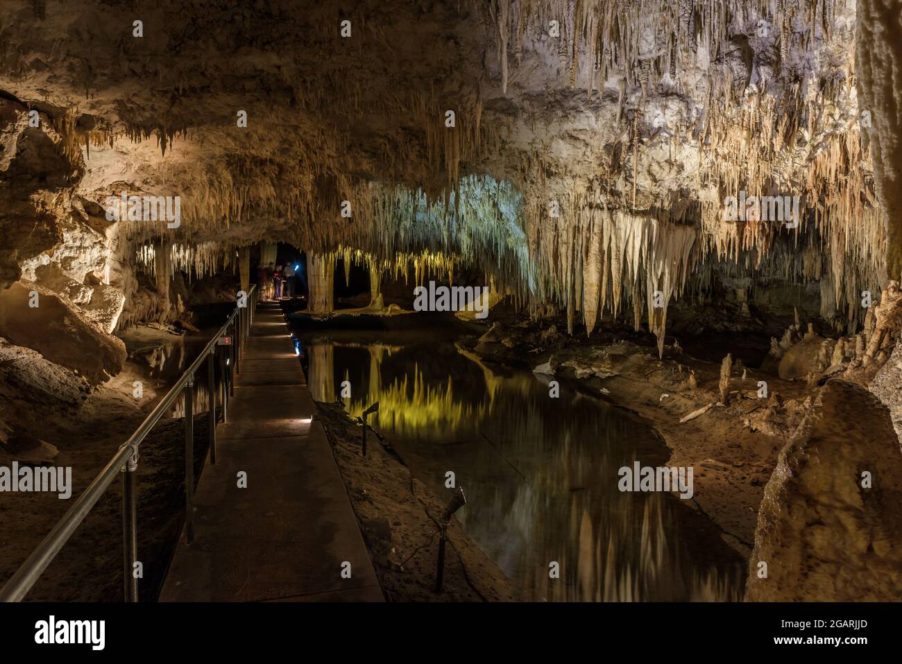 Una passerella che conduce attraverso Lake Cave e i suoi numerosi riflessi specchiati nel complesso della Grotta di Mammoth nel fiume Margaret, Australia Occidentale. Foto Stock