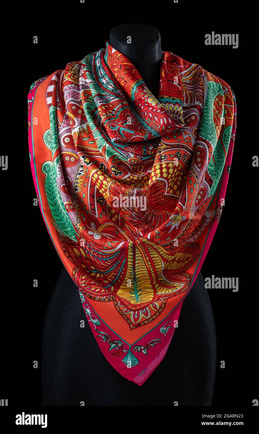 Panno colorato, foulard su abito forma contro sfondo nero. Sciarpa  multicolore su sfondo nero. La sciarpa è su un manichino nero ed è plac  Foto stock - Alamy