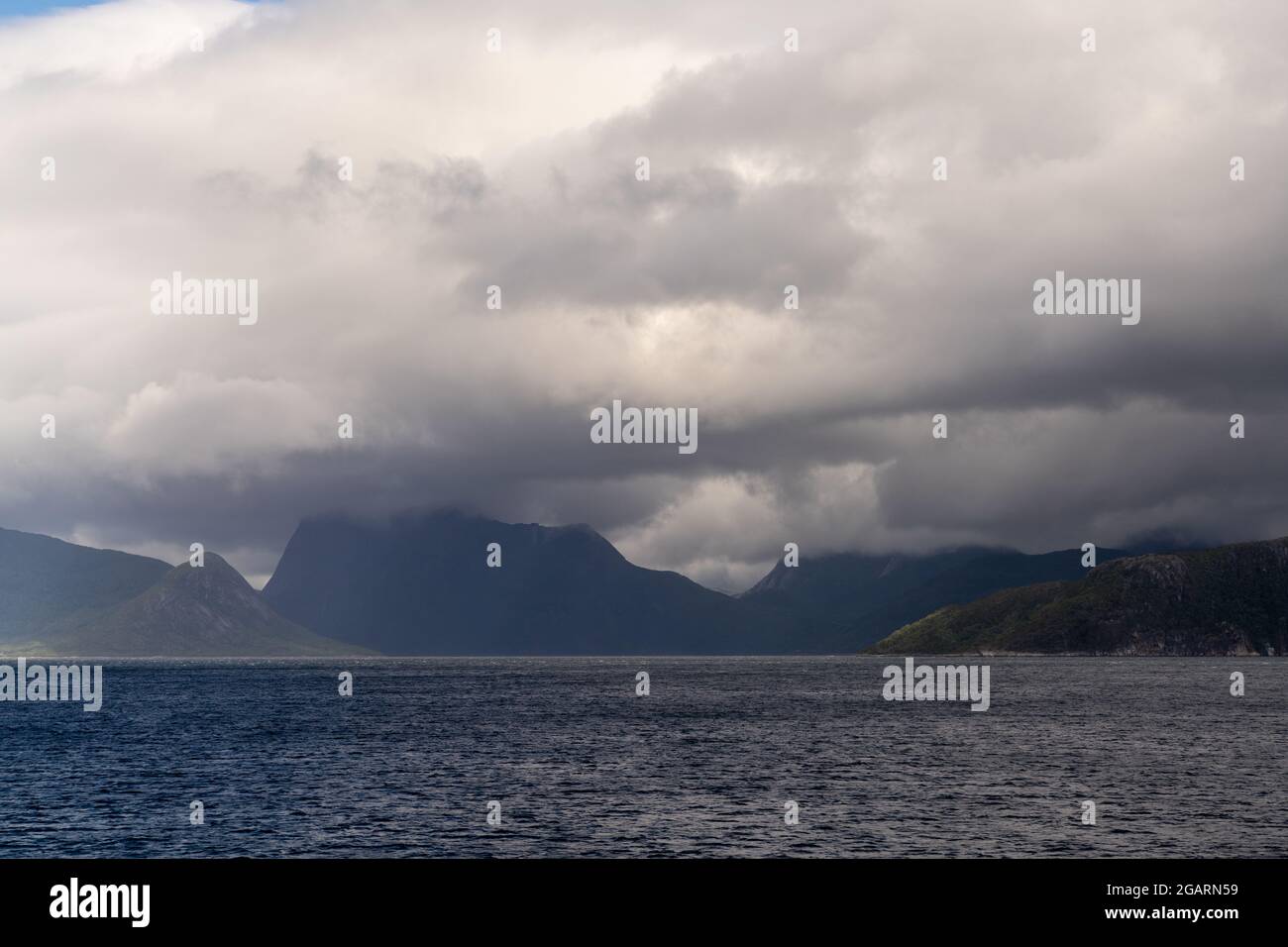 Vista sulle Isole Vesteralen e sullo stretto di Tjeldsund nella Norvegia settentrionale Foto Stock