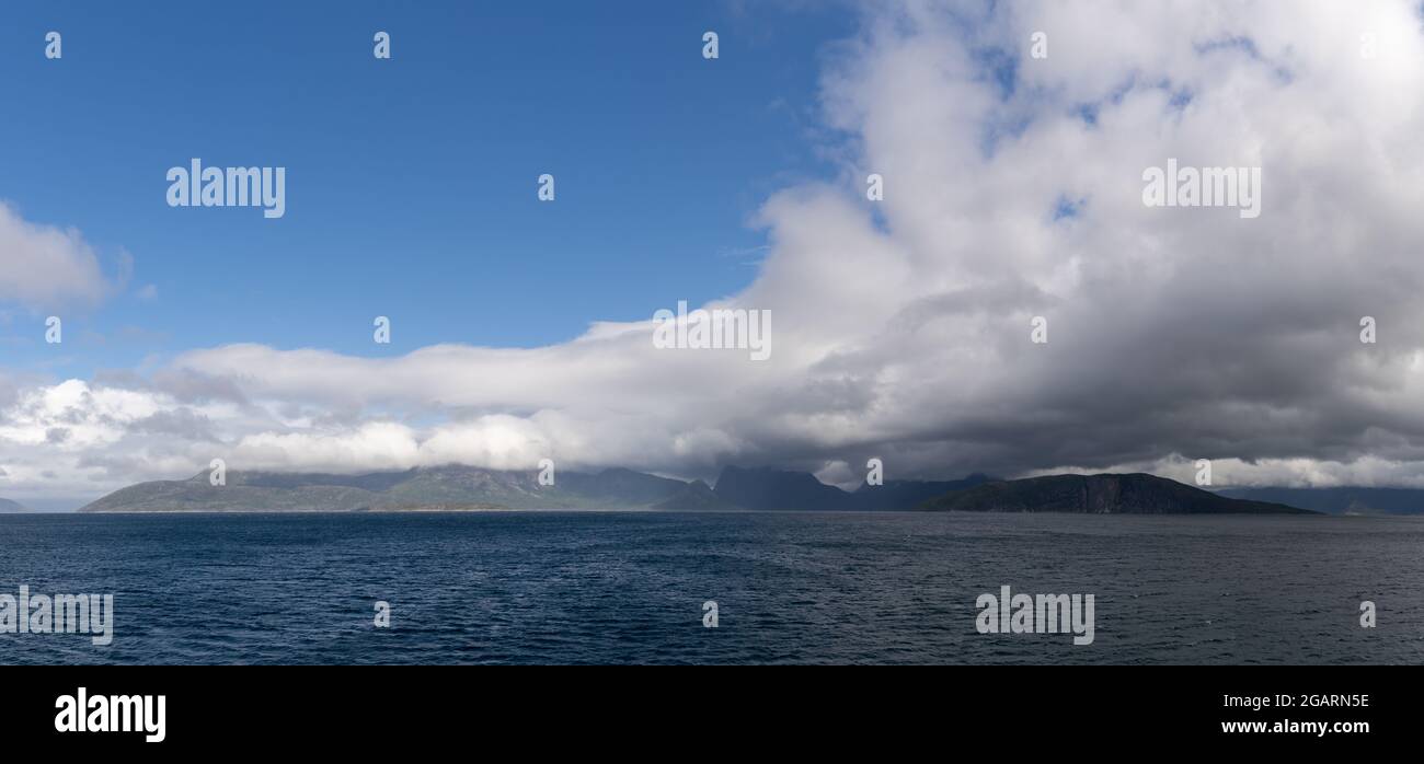 Una vista panoramica delle Isole Vesteralen e dello stretto di Tjeldsund nella Norvegia settentrionale Foto Stock