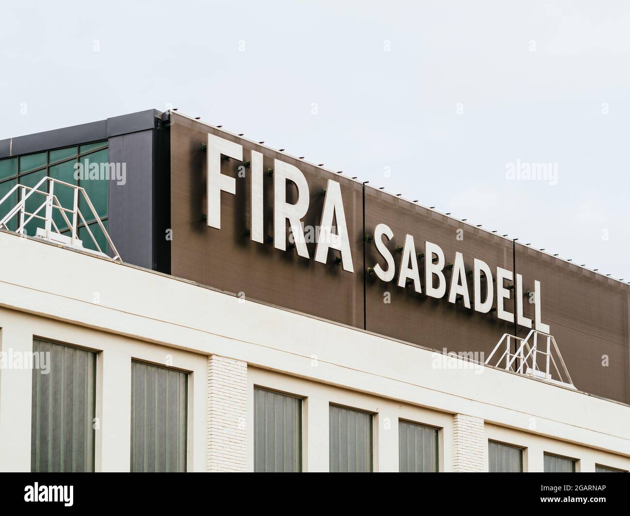 Sabadell - Catalogna, SPAGNA - 30 luglio del 2021: Vista della parte superiore della costruzione del centro esposizioni del palazzo Fira de Sabadell Foto Stock