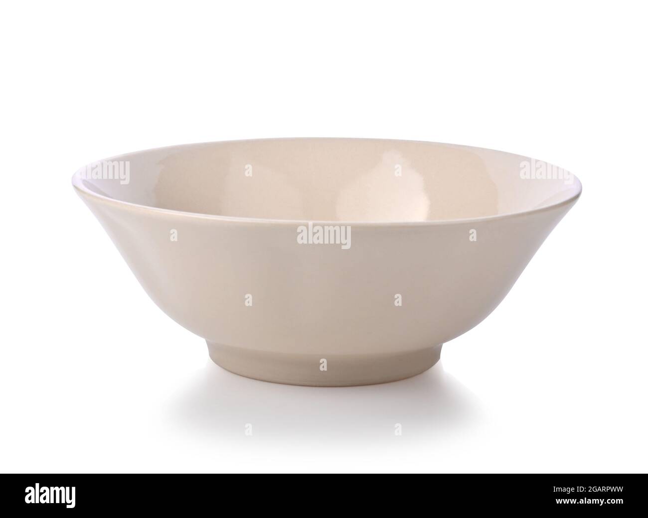 Recipiente vuoto in ceramica beige o ramekin isolato su sfondo bianco. Foto Stock