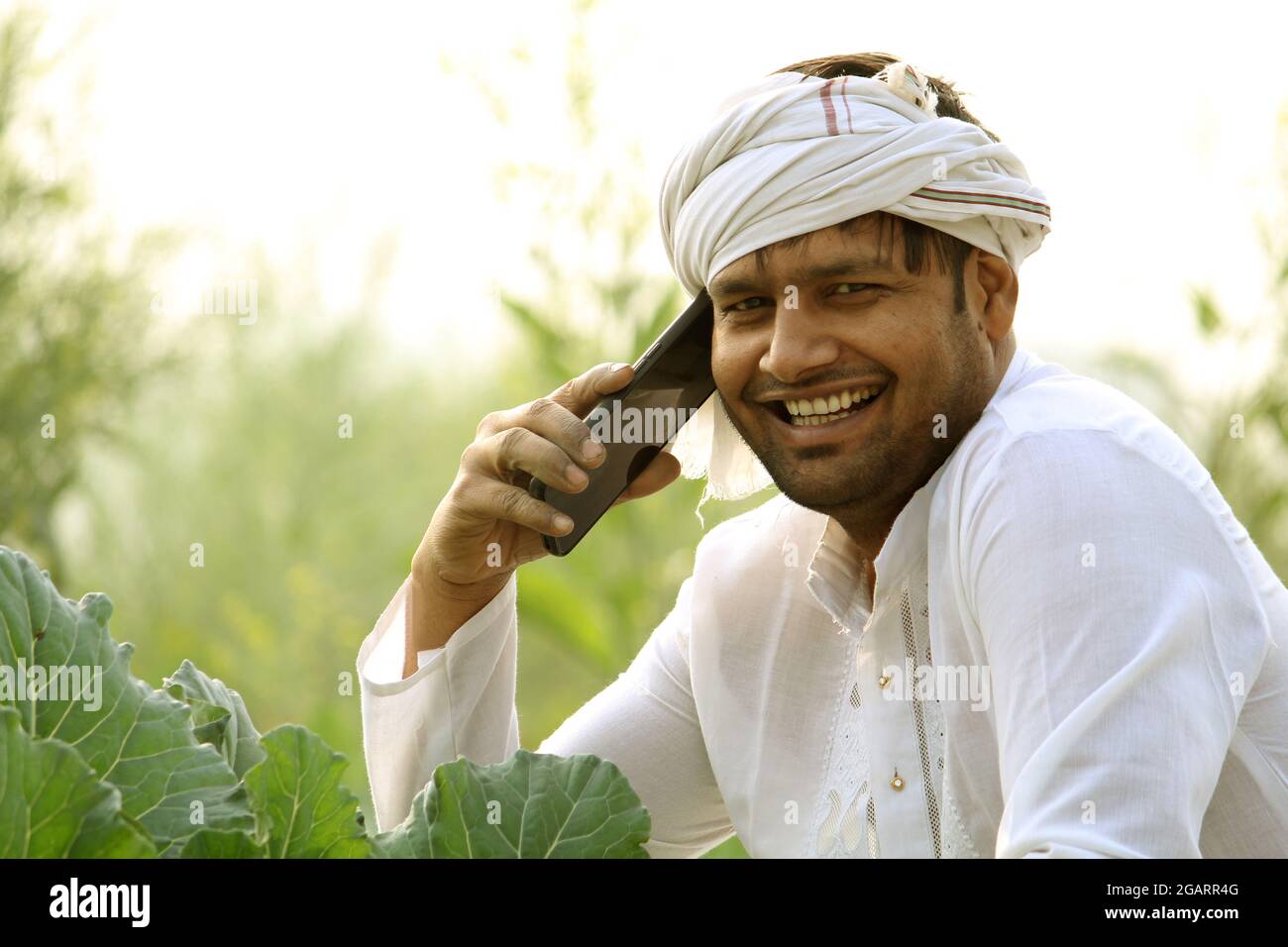 felice agricoltore indiano Foto Stock