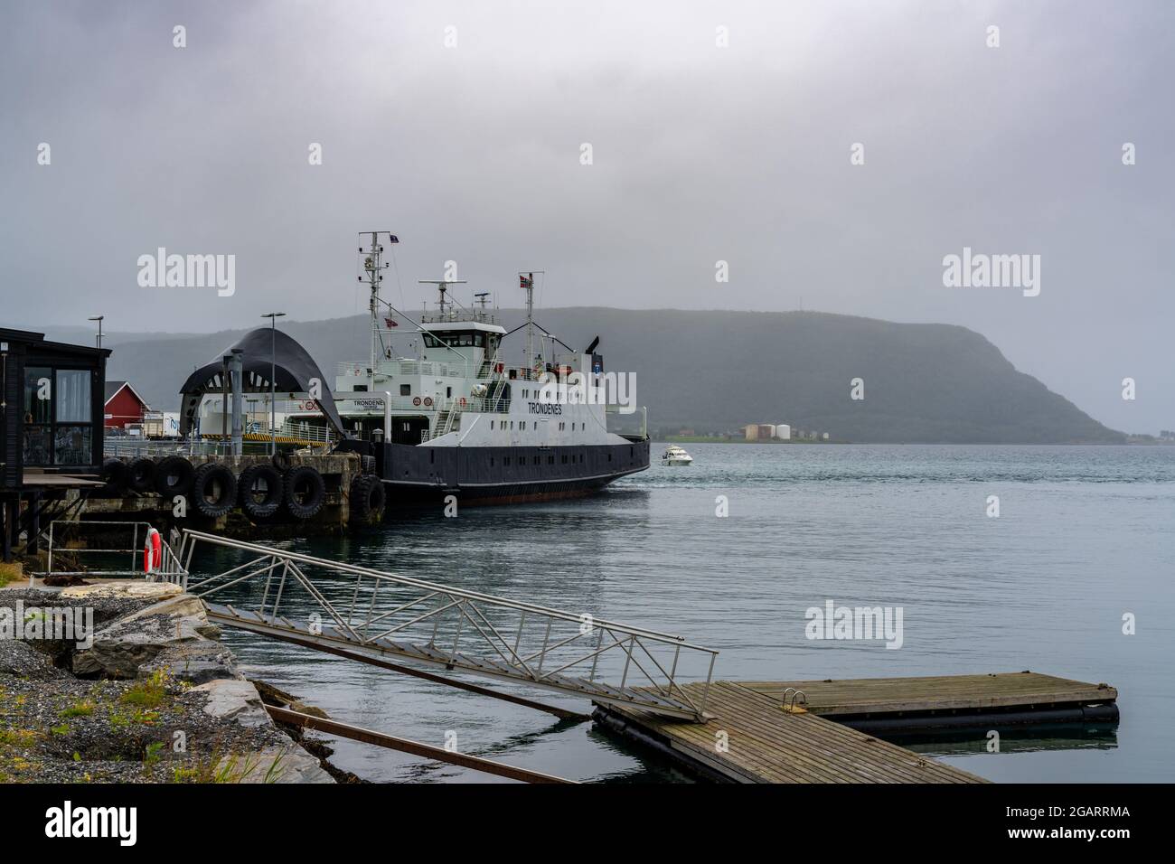 Nesna, Norvegia - 17 luglio 2021: Il traghetto che atterra nel porto di Nesna sulla costa dell'Helgeland in Norvegia Foto Stock