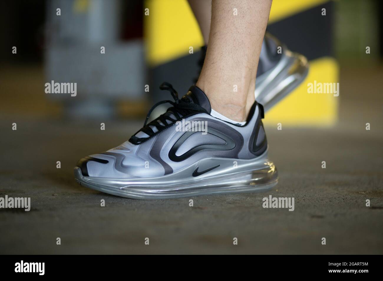 Uomo Nike Air Max 720 Grigio | Sneakers - Freeducation