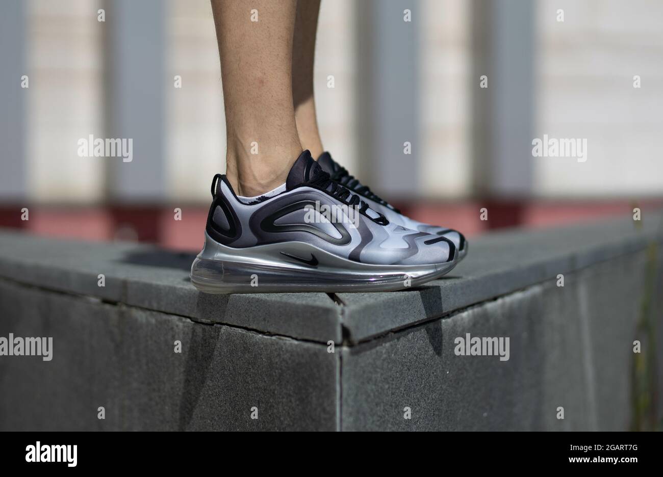 DISTRETTO DI BRCKO, BOSNIA-ERZEGOVINA - 17 giugno 2020: Un primo piano di  gambe maschili che indossano sneakers grigie Nike Air Max 720 in piedi sul  marciapiede grigio in BRC Foto stock - Alamy