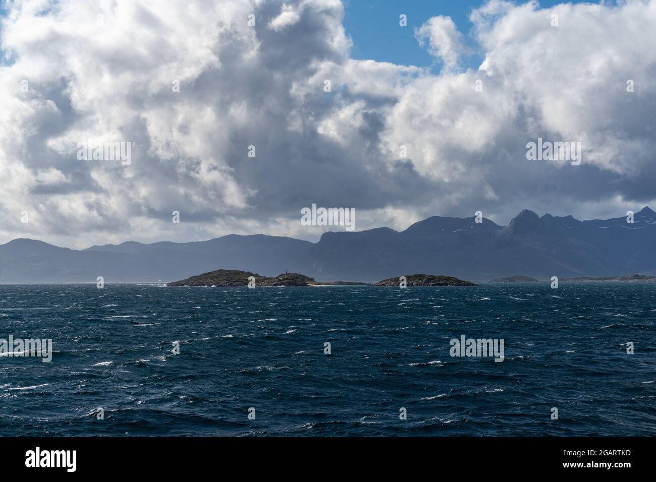 L'Oceano Atlantico con l'Isola di Hjertholmen e le Isole Lofoten della Norvegia settentrionale Foto Stock