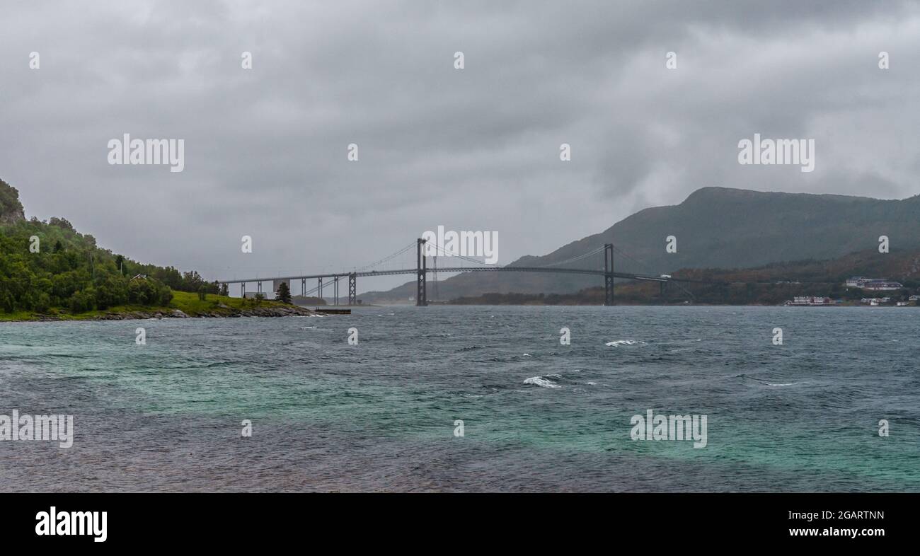 Una vista del ponte di Tjedsund in una giornata di pioggia e di pioggia Foto Stock