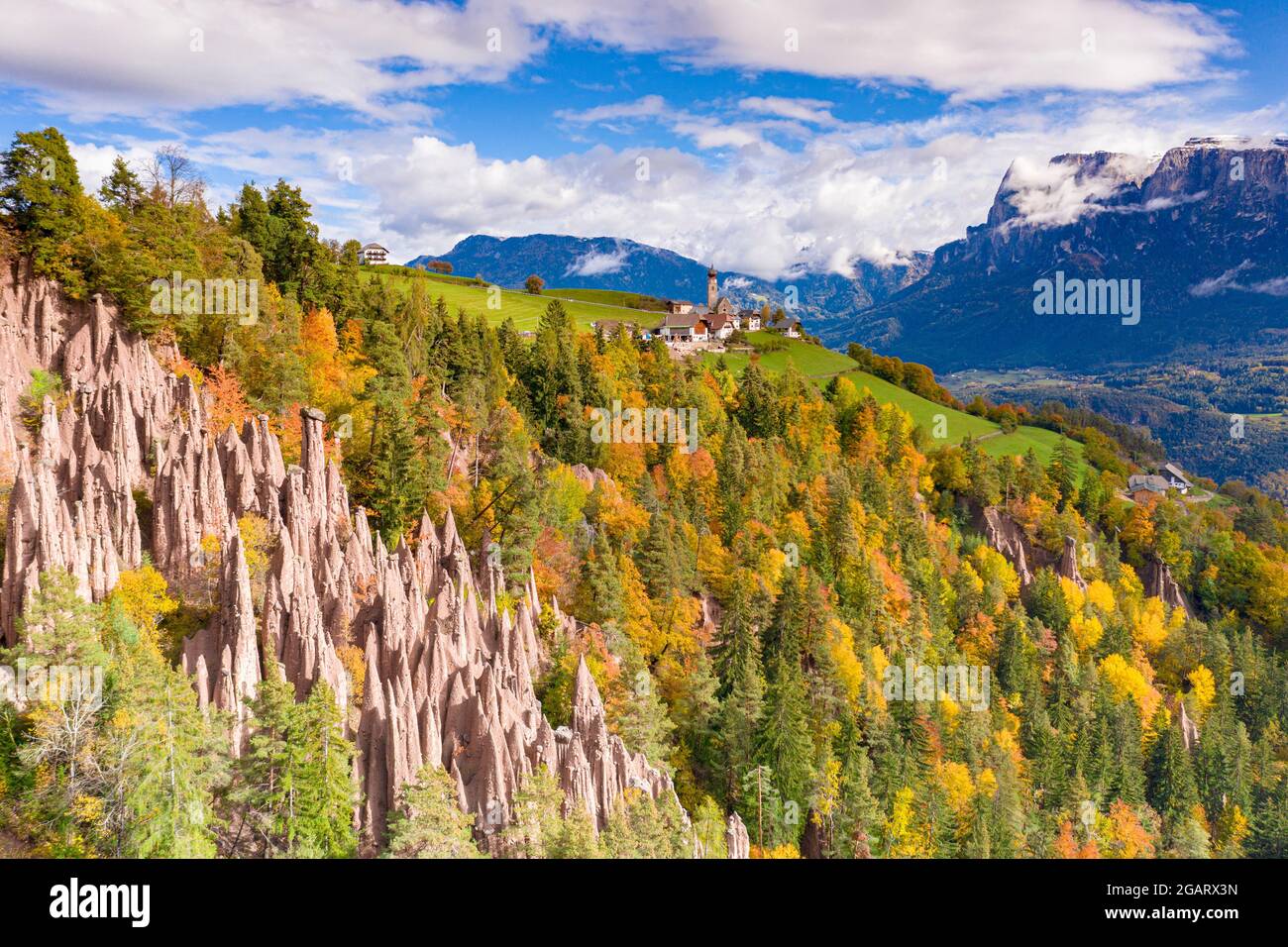 Piramidi di terra pinnacoli rupestri nei colorati boschi autunnali, Longomoso, Renon/Ritten, Bolzano, Alto Adige, Italia Foto Stock