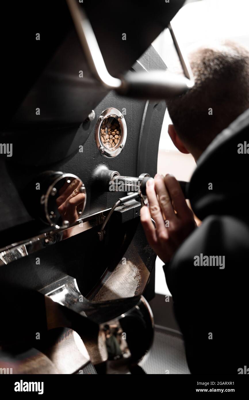 Lavorazione del caffè. Torrefazione, tostatura e fagioli freschi Foto Stock