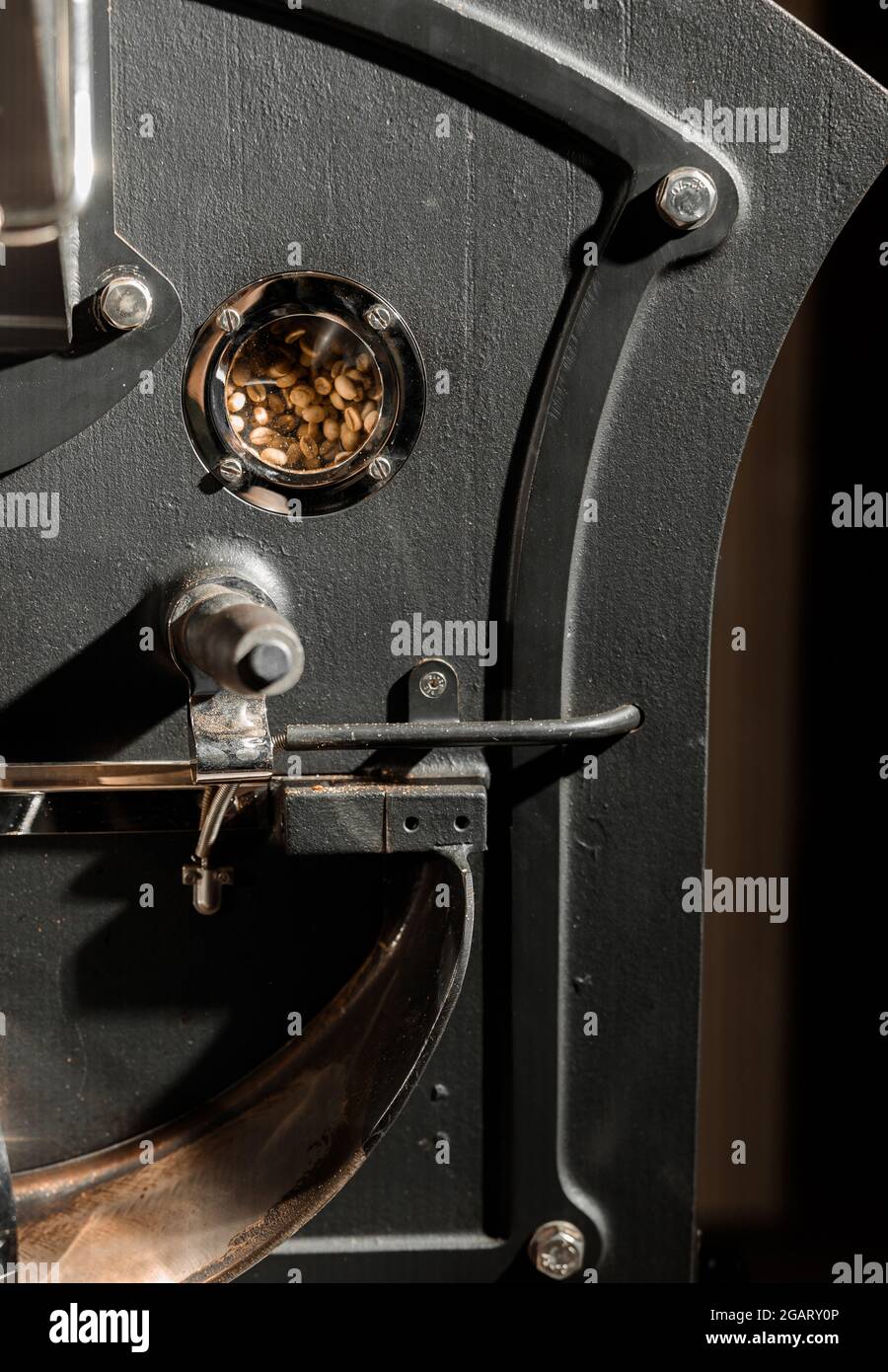 Lavorazione del caffè. Torrefazione, tostatura e fagioli freschi Foto Stock