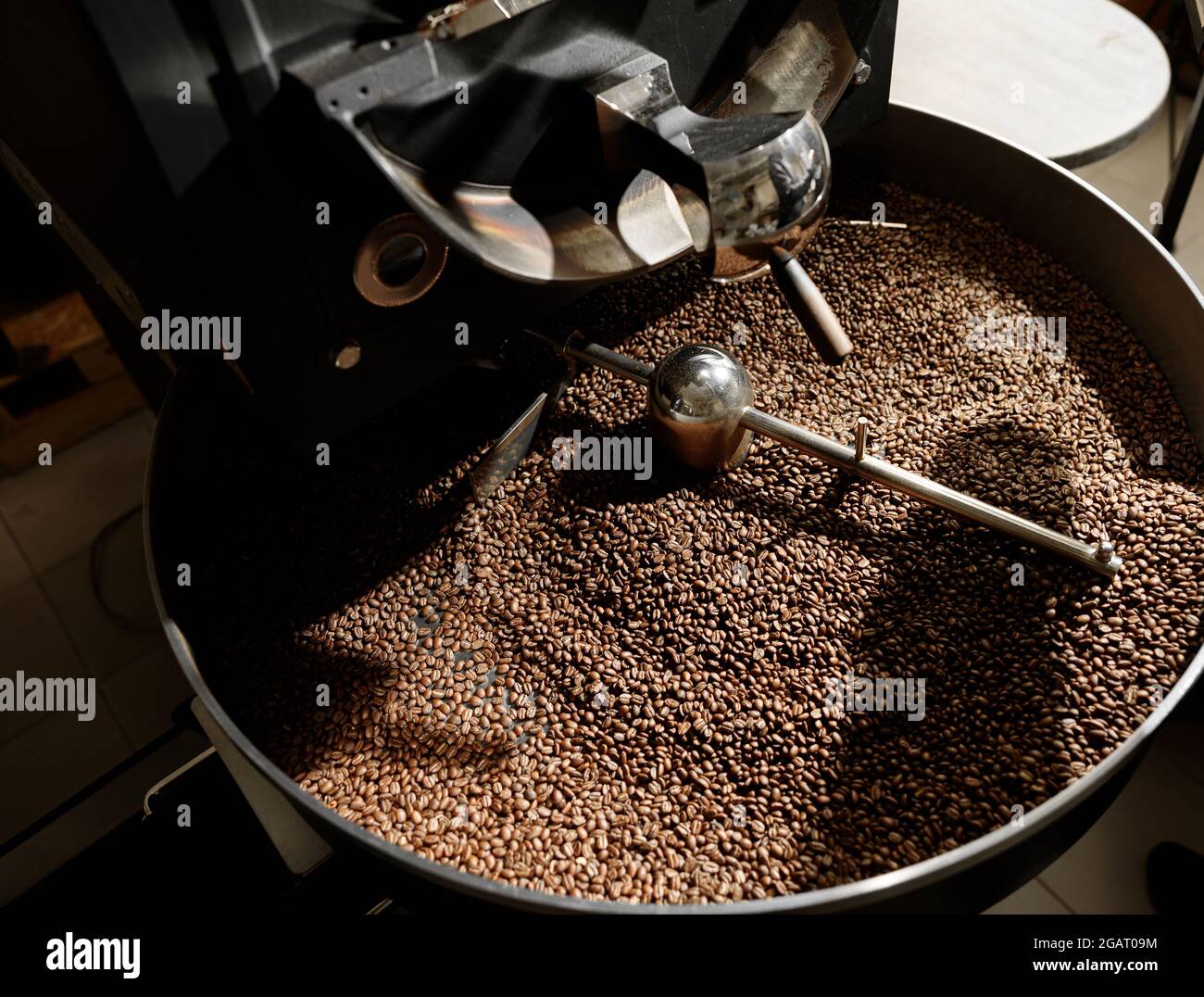 Lavorazione del caffè. Torrefazione, tostatura e fagioli freschi Foto Stock