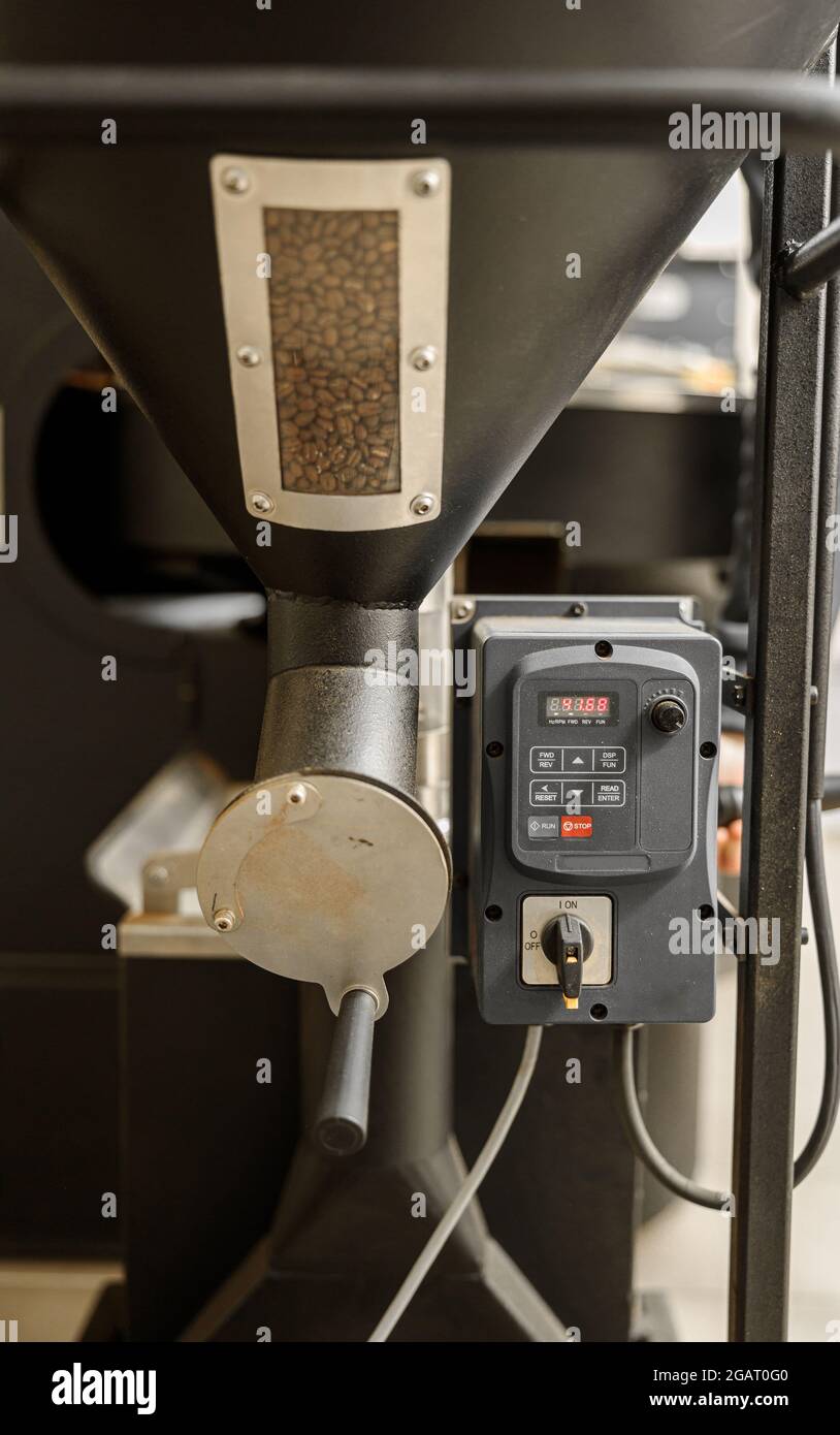 Lavorazione del caffè. Torrefazione, tostatura e fagioli freschi Foto Stock