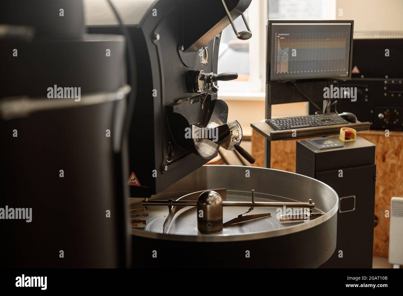 Lavorazione del caffè. Torrefazione, tostatura e fagioli freschi Foto Stock