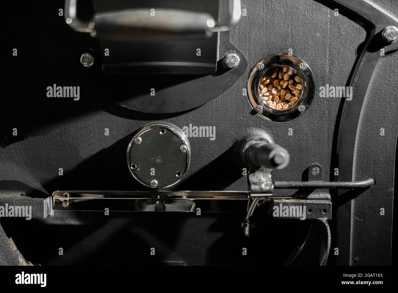 Lavorazione del caffè. Torrefazione, tostatura e fagioli freschi Foto Stock