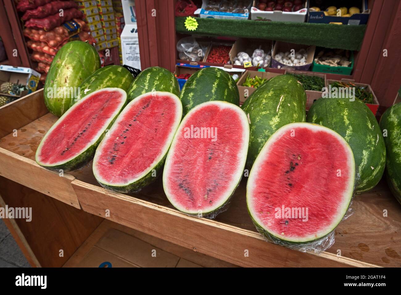 Mostra di cocomeri in vendita al di fuori di un negozio di fruttivendolo a Newington, Edimburgo, Scozia, Regno Unito. Foto Stock