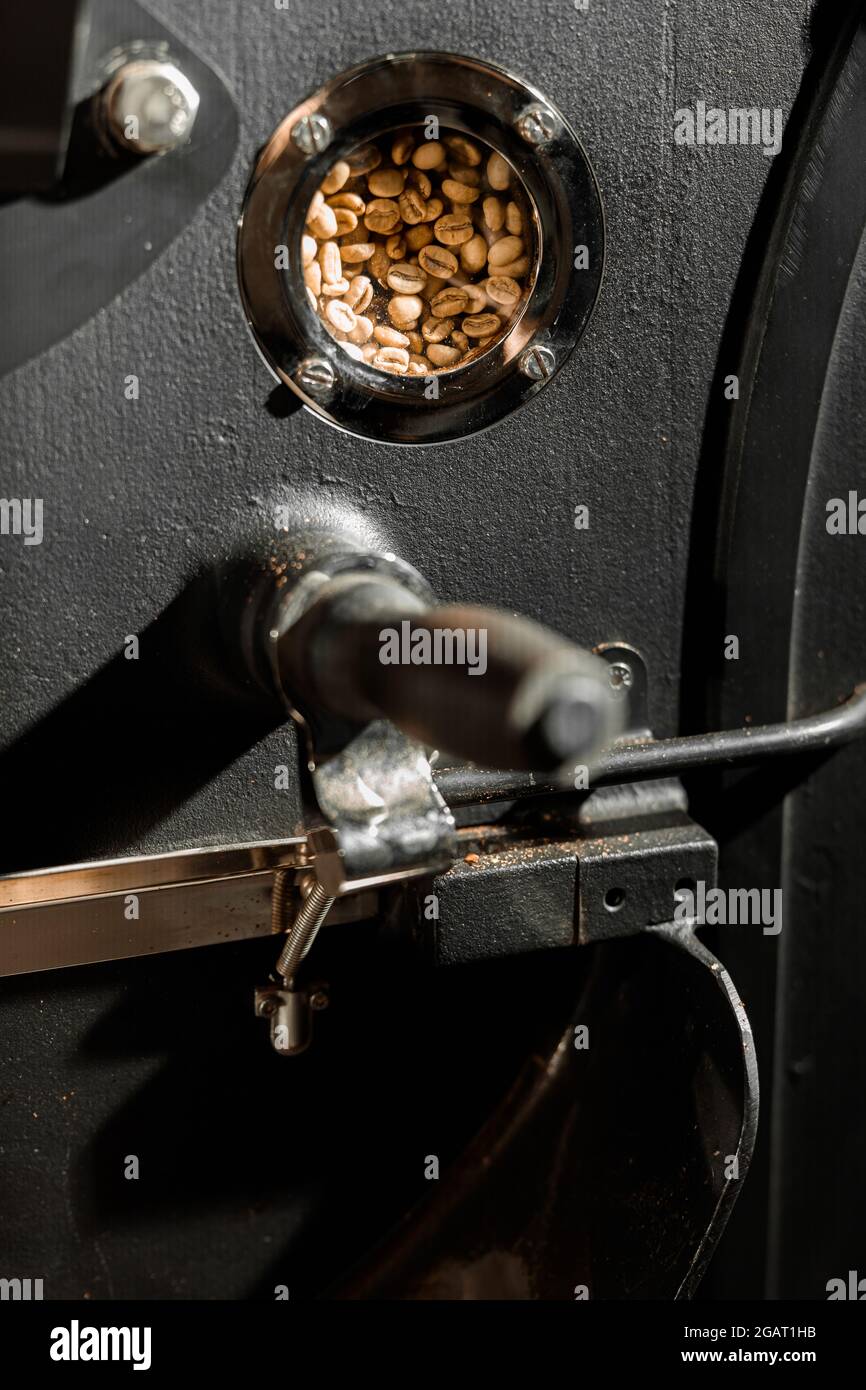 Lavorazione del caffè. Torrefazione, tostatura e fagioli freschi Foto Stock