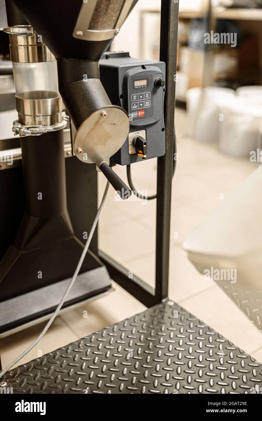 Lavorazione del caffè. Torrefazione, tostatura e fagioli freschi Foto Stock