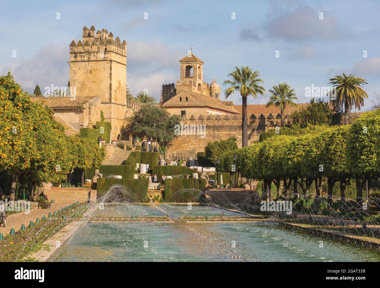Cordova, Provincia di Cordova, Andalusia, Spagna meridionale. Alcazar de los Reyes Cristianos, palazzo-fortezza dei Re Cristiani, visto dai giardini di t Foto Stock