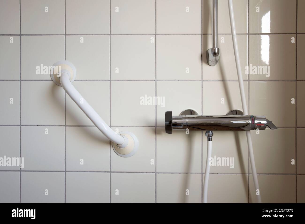 Doccia e corrimano, maniglione per anziani in bagno in ospedale o casa di  riposo, sicurezza e concetto medico Foto stock - Alamy