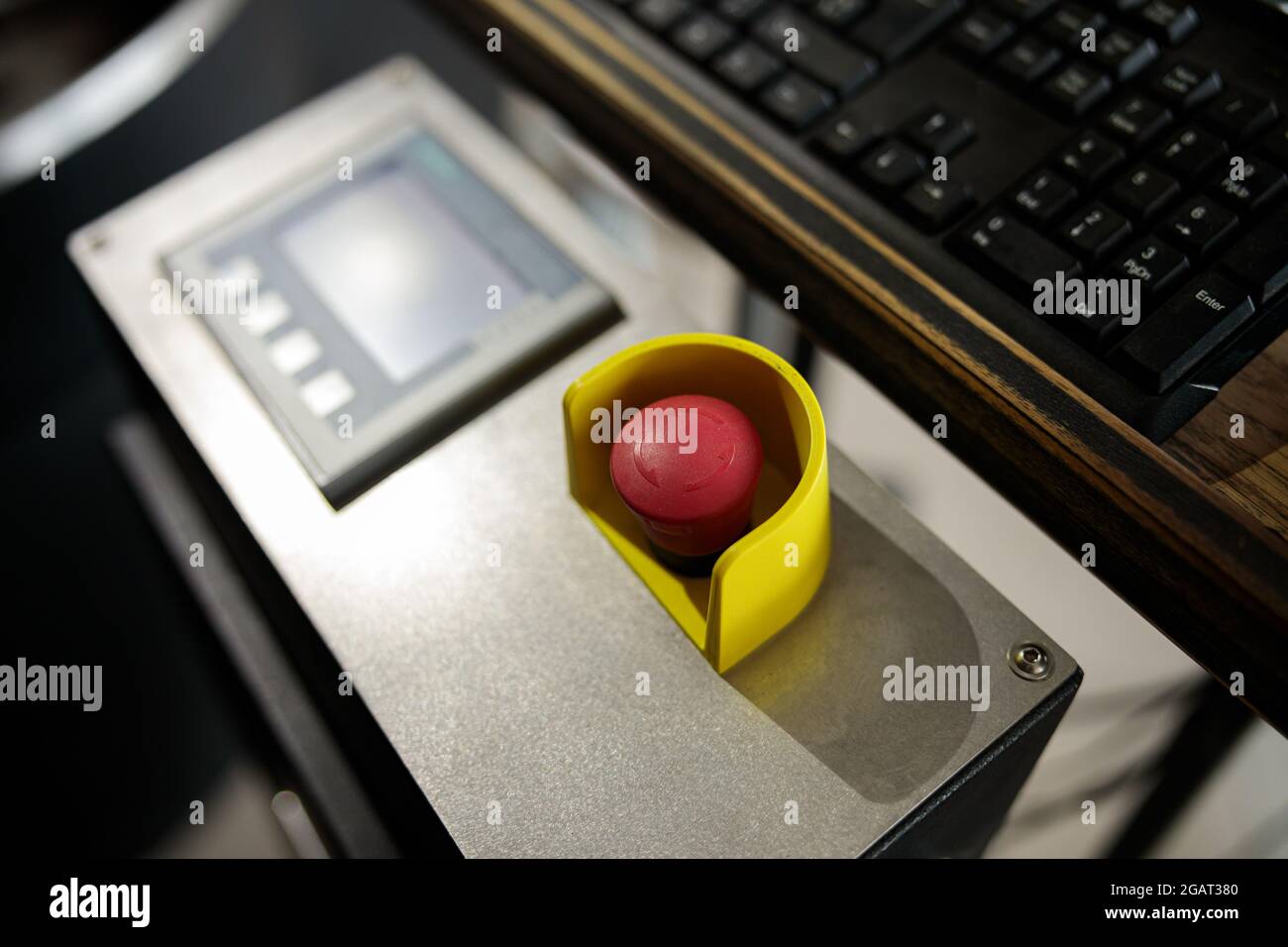 Un giovane lavoratore specializzato sta arrostendo il caffè nell'hangar Foto Stock