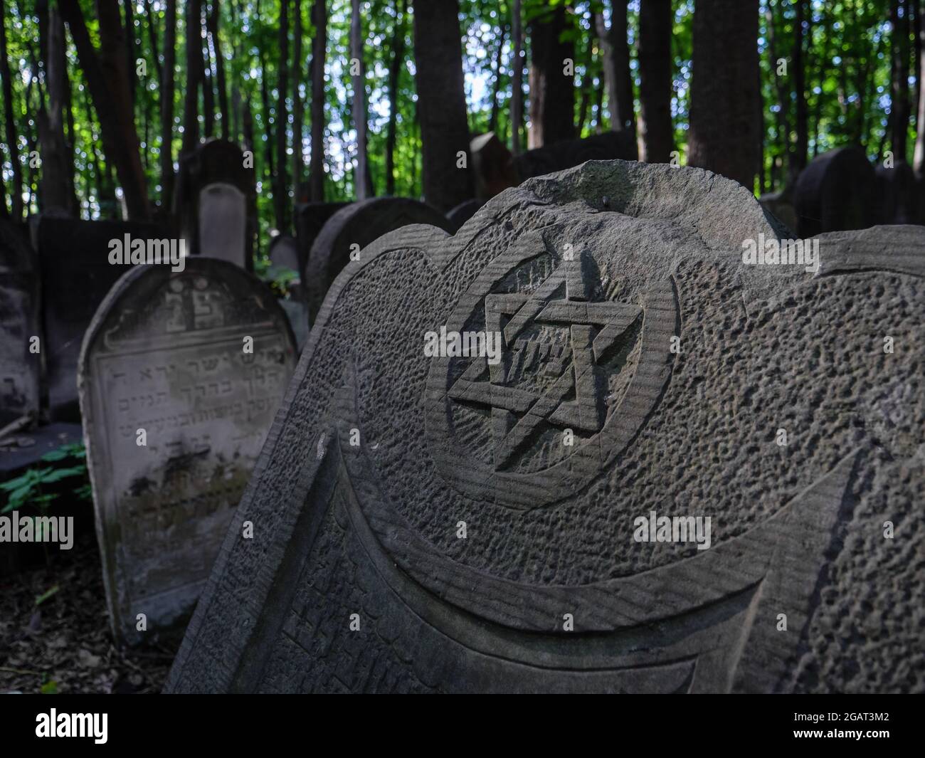 Varsavia, Polonia. 22 agosto 2019. Tombe antiche, abbandonate e distrutte nel cimitero ebraico di Varsavia (Cmentarz Zydowki) Foto Stock