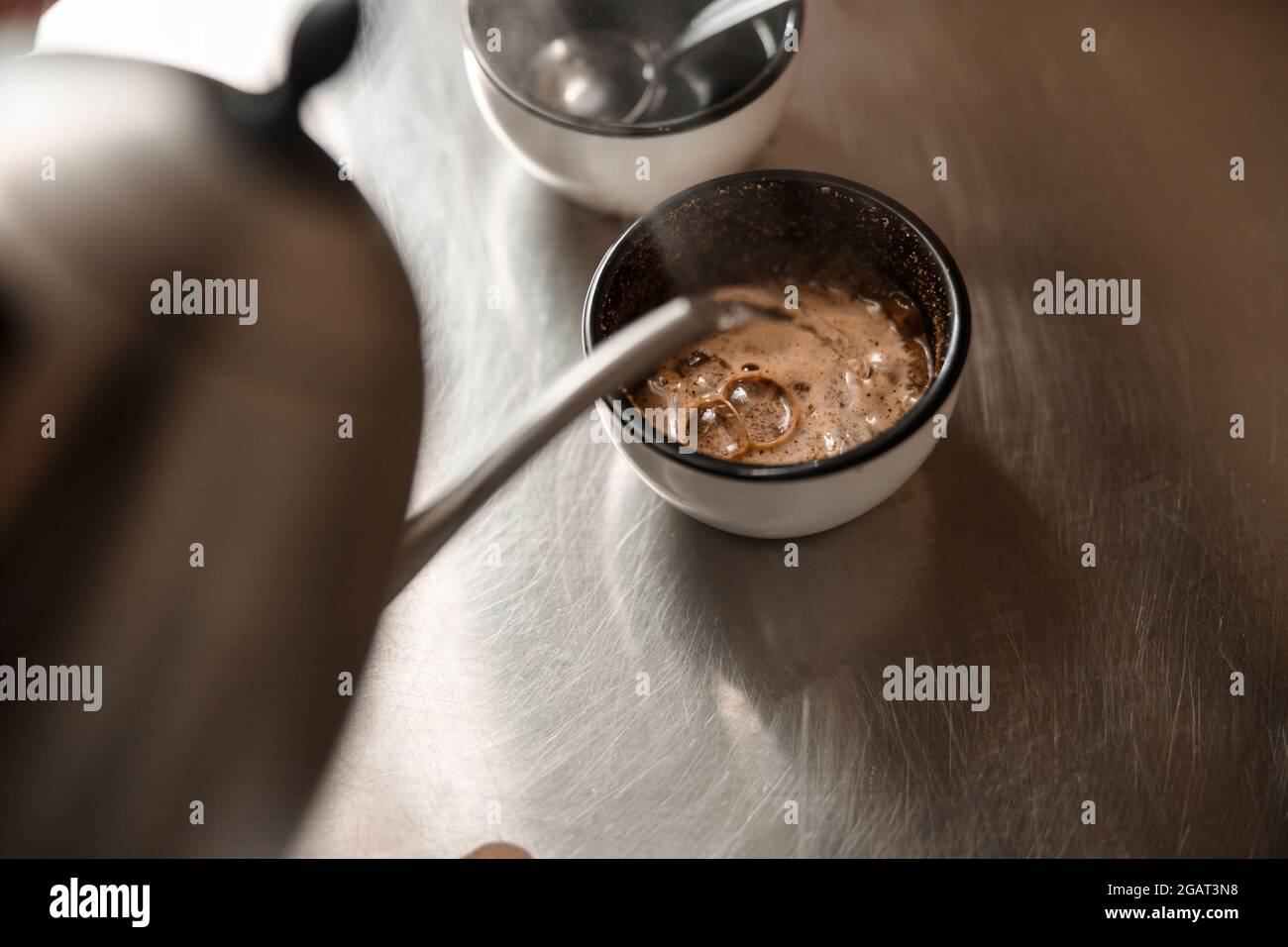 una tazza di caffè per testare il processo torrefatto Foto Stock