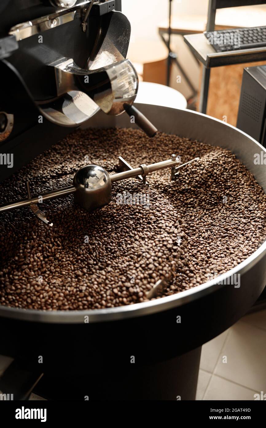 Lavorazione del caffè. Torrefazione, tostatura e fagioli freschi Foto Stock