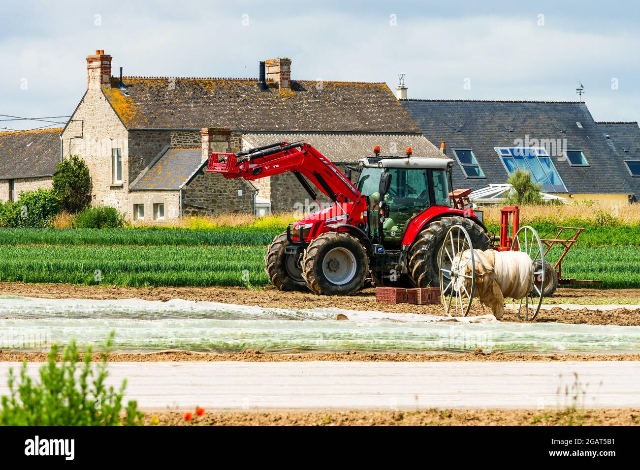 Trattore in una fattoria, dipartimento della Manica, Cotentin, Normandia, Francia Foto Stock