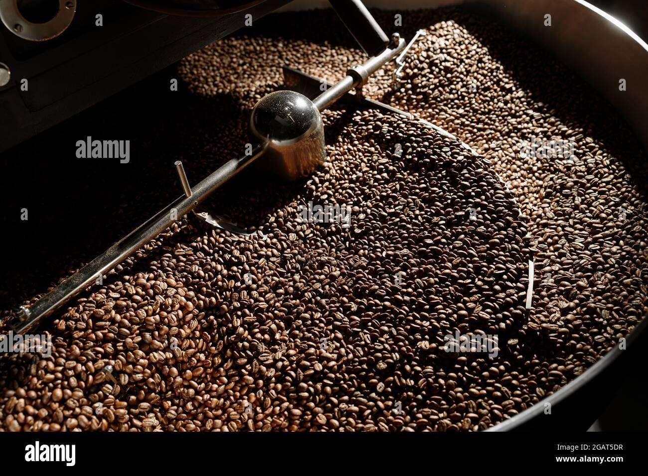 Lavorazione del caffè. Torrefazione, tostatura e fagioli freschi Foto Stock