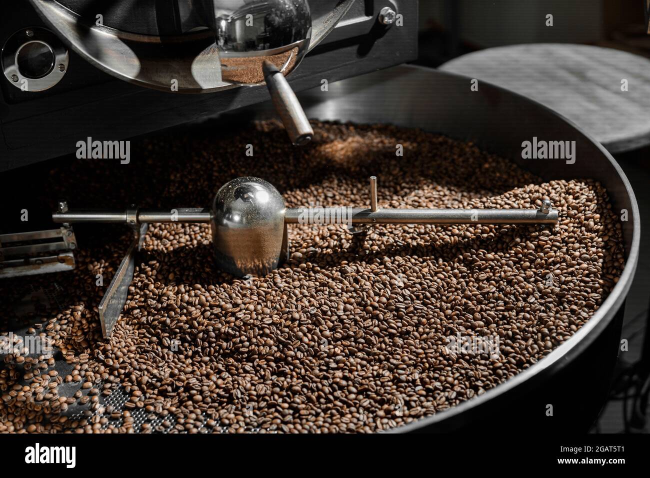 Lavorazione del caffè. Torrefazione, tostatura e fagioli freschi Foto Stock