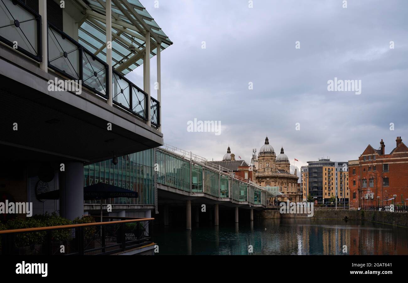 Vista lungo il moderno centro commerciale verso i monumenti storici e gli edifici Knon come Victoria Square al mattino coperto. Hull, Yorkshire, Regno Unito. Foto Stock