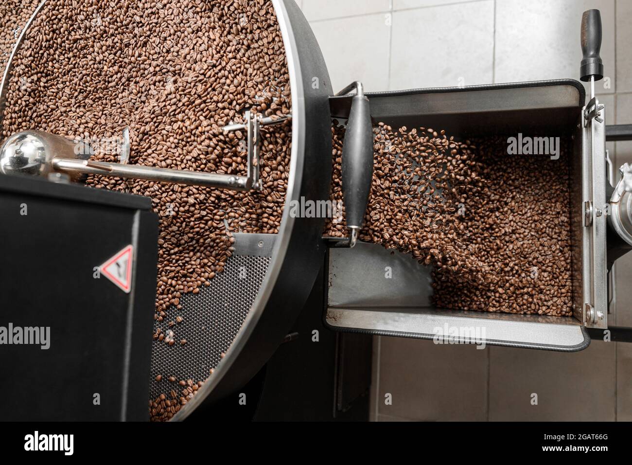 Lavorazione del caffè. Torrefazione, tostatura e fagioli freschi Foto Stock